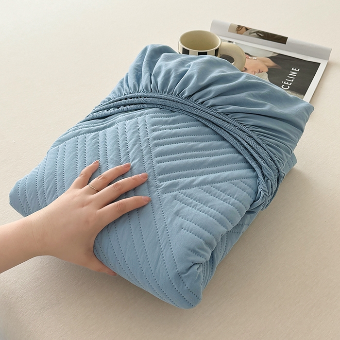 91家纺网 家纺一手货源 找家纺 十一家居 2025新款A类防水夹棉亲肤水洗棉床笠床垫保护套—几何系列 浅蓝