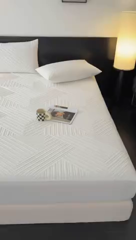 91家纺网 家纺一手货源 找家纺 十一家居 2025新款A类防水夹棉亲肤水洗棉床笠床垫保护套—几何系列 本白