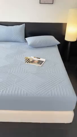 91家纺网 家纺一手货源 找家纺 十一家居 2025新款A类防水夹棉亲肤水洗棉床笠床垫保护套—几何系列 浅蓝