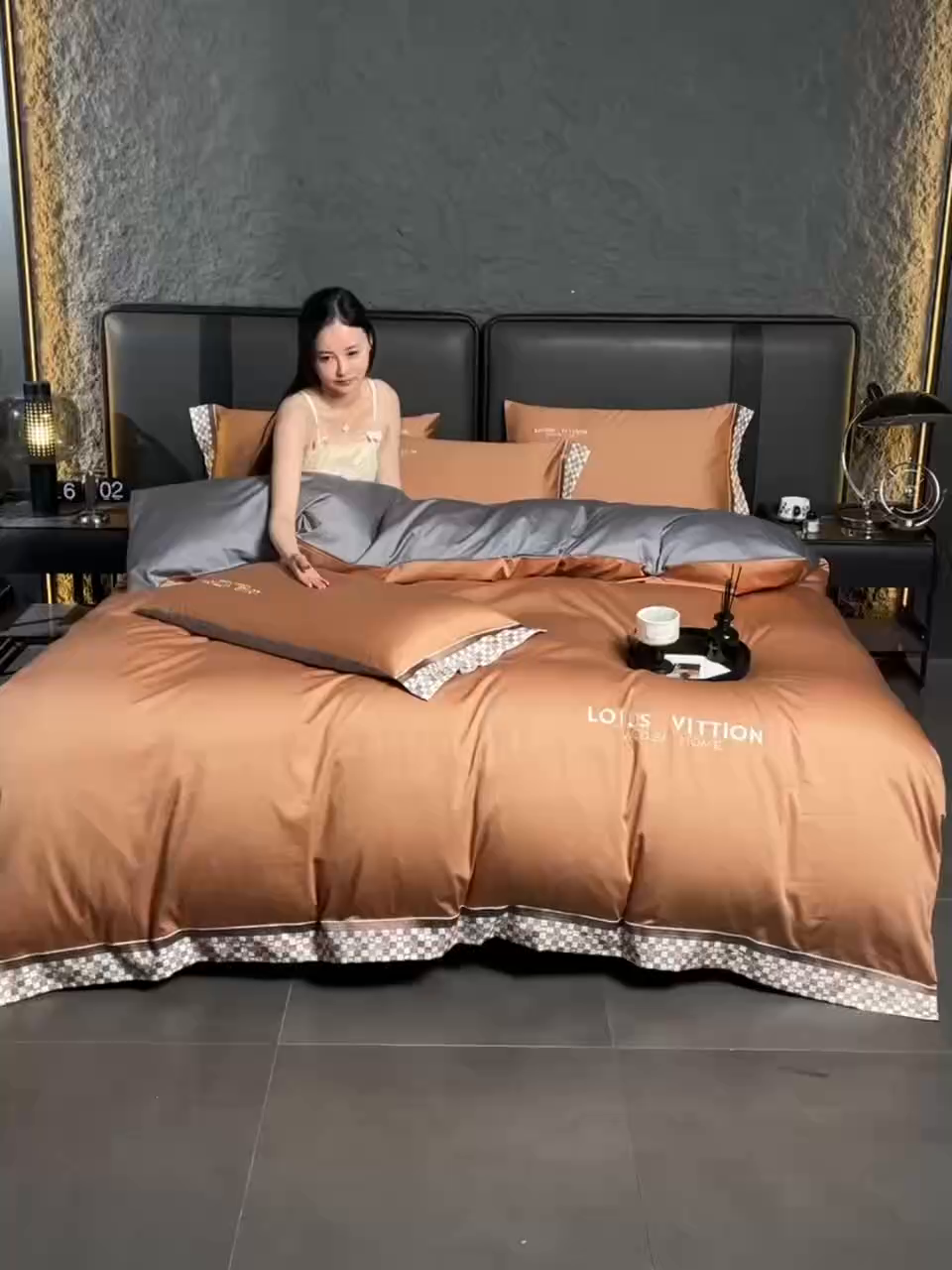 91家纺网 家纺一手货源 找家纺 瑞驰家纺 2025新款长绒棉纯棉绣花四件套-棋盘格系列 棋盘格-摩卡橙