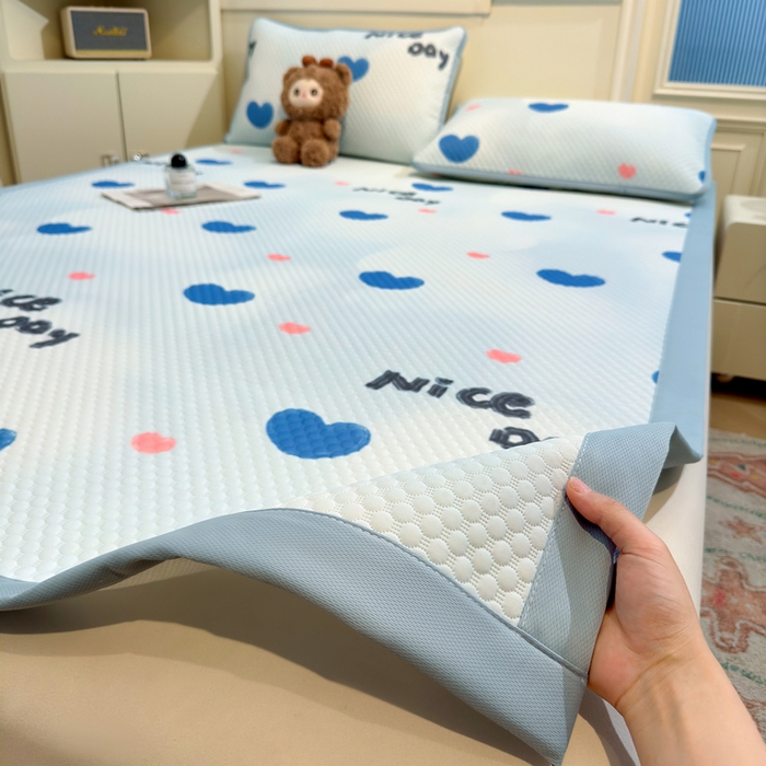 91家纺网 家纺一手货源 找家纺 喜居 2025新款A类印花凉感豆豆三明治复合款凉席席子 三明治复合款-蓝色心情