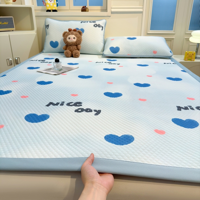 91家纺网 家纺一手货源 找家纺 喜居 2025新款A类印花凉感豆豆三明治复合款凉席席子 三明治复合款-蓝色心情