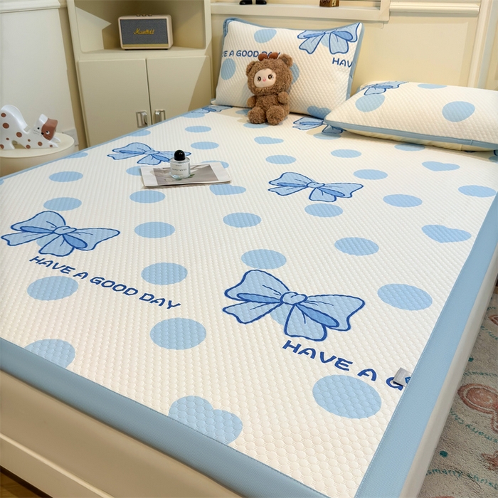 91家纺网 家纺一手货源 找家纺 喜居 2025新款A类印花凉感豆豆三明治复合款凉席席子 三明治复合款-蓝色蝴蝶结