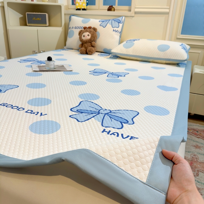 91家纺网 家纺一手货源 找家纺 喜居 2025新款A类印花凉感豆豆三明治复合款凉席席子 三明治复合款-蓝色蝴蝶结