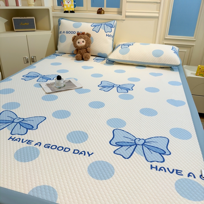 91家纺网 家纺一手货源 找家纺 喜居 2025新款A类印花凉感豆豆三明治复合款凉席席子 三明治复合款-蓝色蝴蝶结