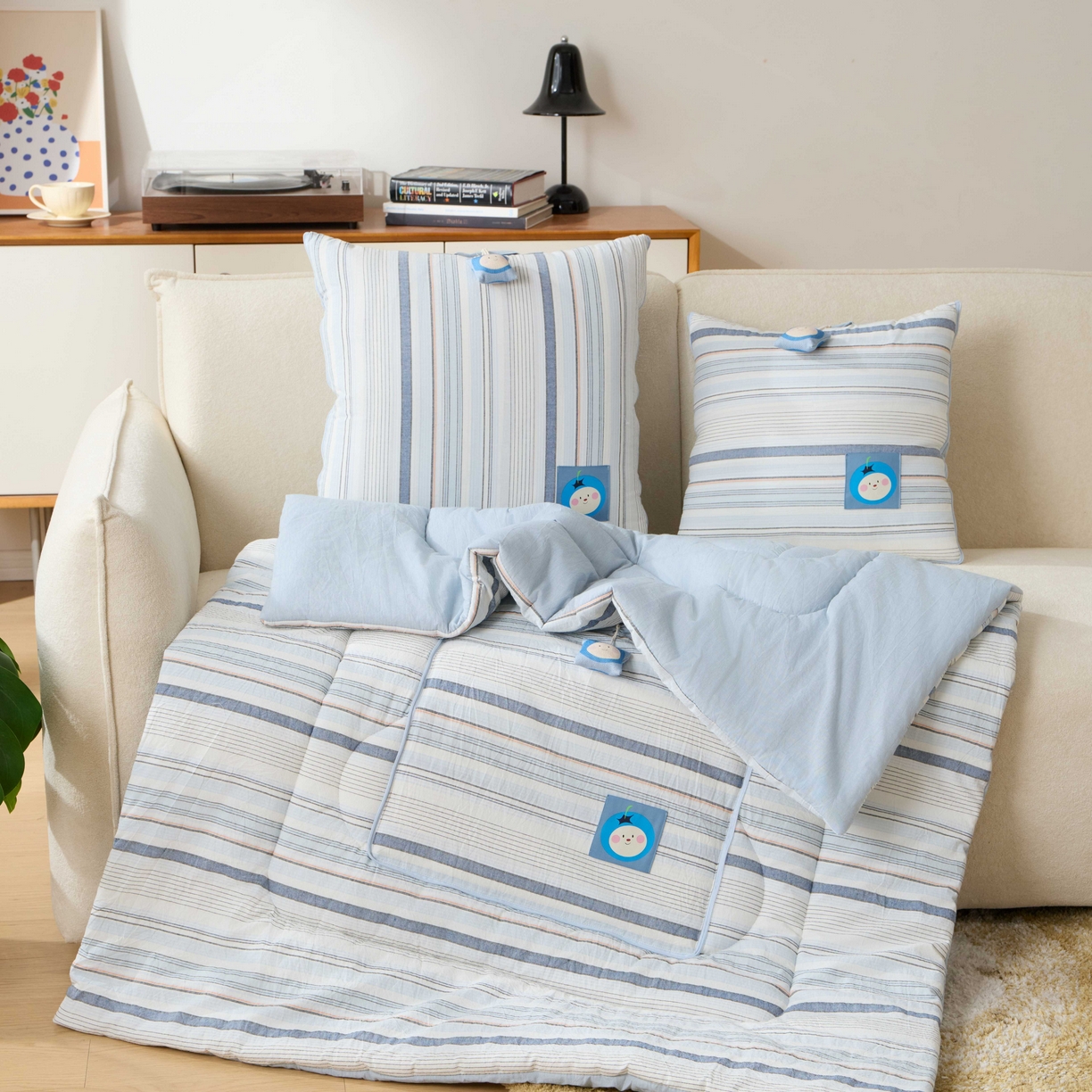 91家纺网 家纺一手货源 找家纺 多米家居 2025新款全棉纯棉果兵果将抱枕被 莓天开心（赠同款挂件）