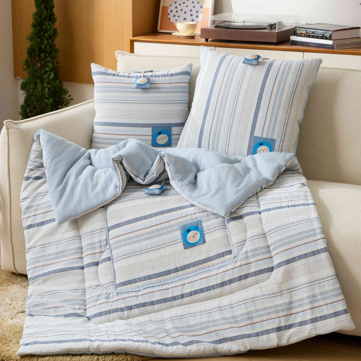 91家纺网 家纺一手货源 找家纺 多米家居 2025新款全棉纯棉果兵果将抱枕被 莓天开心（赠同款挂件）