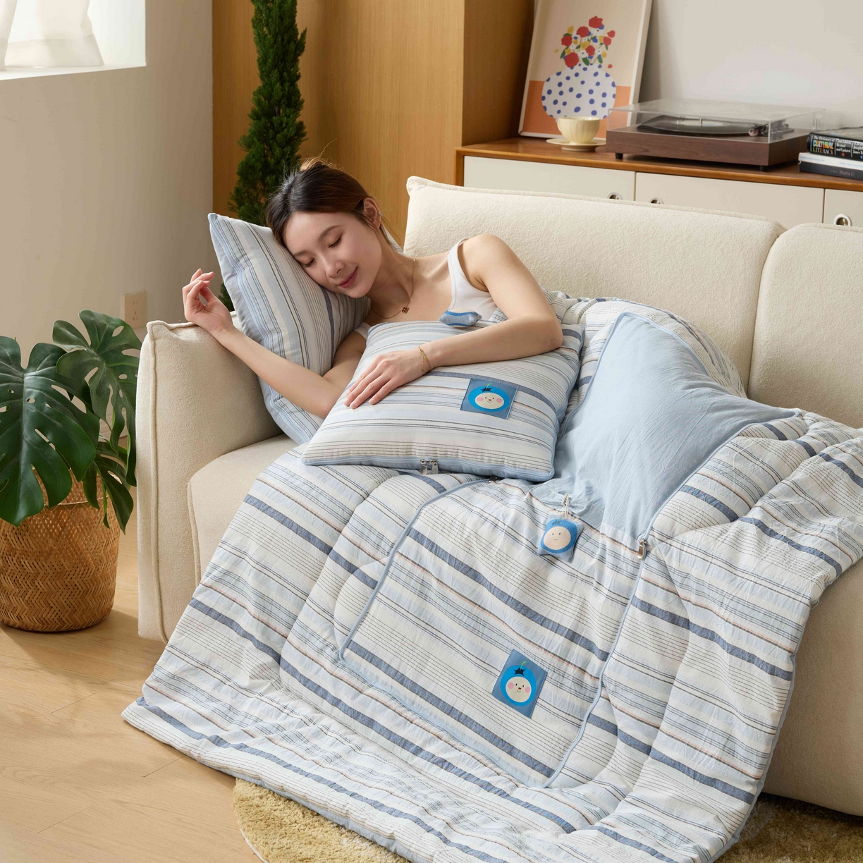 91家纺网 家纺一手货源 找家纺 多米家居 2025新款全棉纯棉果兵果将抱枕被 莓天开心（赠同款挂件）