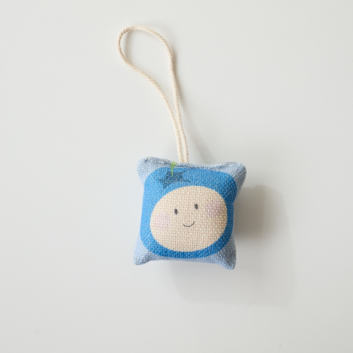 91家纺网 家纺一手货源 找家纺 多米家居 2025新款全棉纯棉果兵果将抱枕被 莓天开心（赠同款挂件）