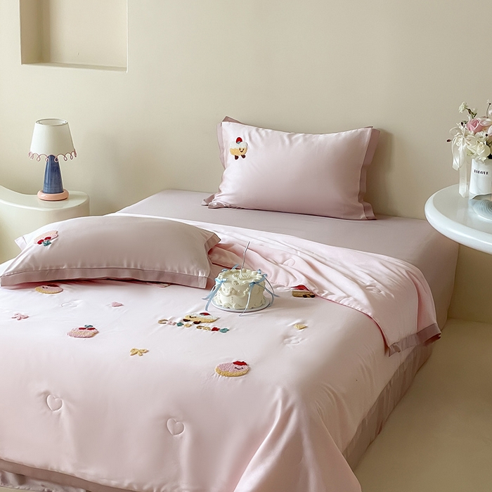 91家纺网 家纺一手货源 找家纺 （总）FORTWO家纺原创设计（FOR TWO家纺） 2025新款60S兰精天丝断角款纯色毛巾绣夏被夏凉被空调被