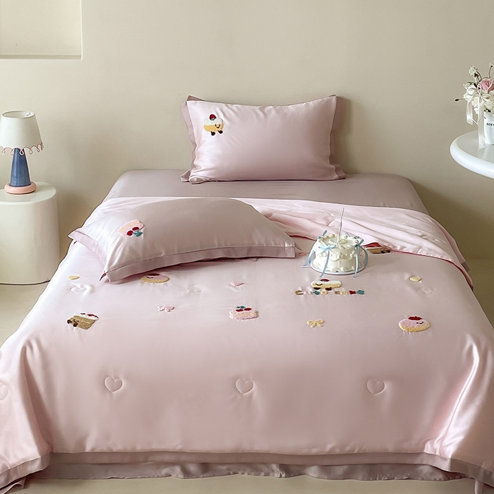 91家纺网 家纺一手货源 找家纺 （总）FORTWO家纺原创设计（FOR TWO家纺） 2025新款60S兰精天丝断角款纯色毛巾绣夏被夏凉被空调被