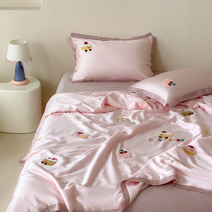 91家纺网 家纺一手货源 找家纺 （总）FORTWO家纺原创设计（FOR TWO家纺） 2025新款60S兰精天丝断角款纯色毛巾绣夏被夏凉被空调被