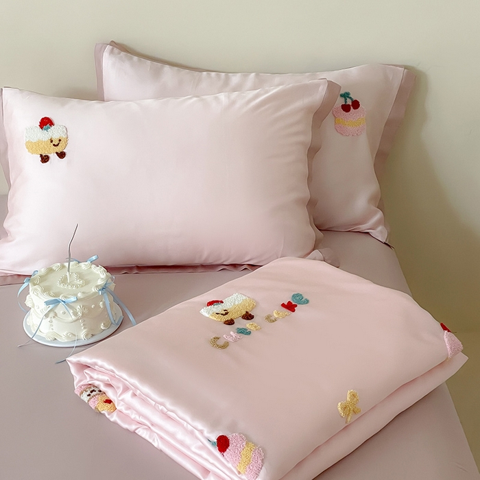 91家纺网 家纺一手货源 找家纺 （总）FORTWO家纺原创设计（FOR TWO家纺） 2025新款60S兰精天丝断角款纯色毛巾绣夏被夏凉被空调被