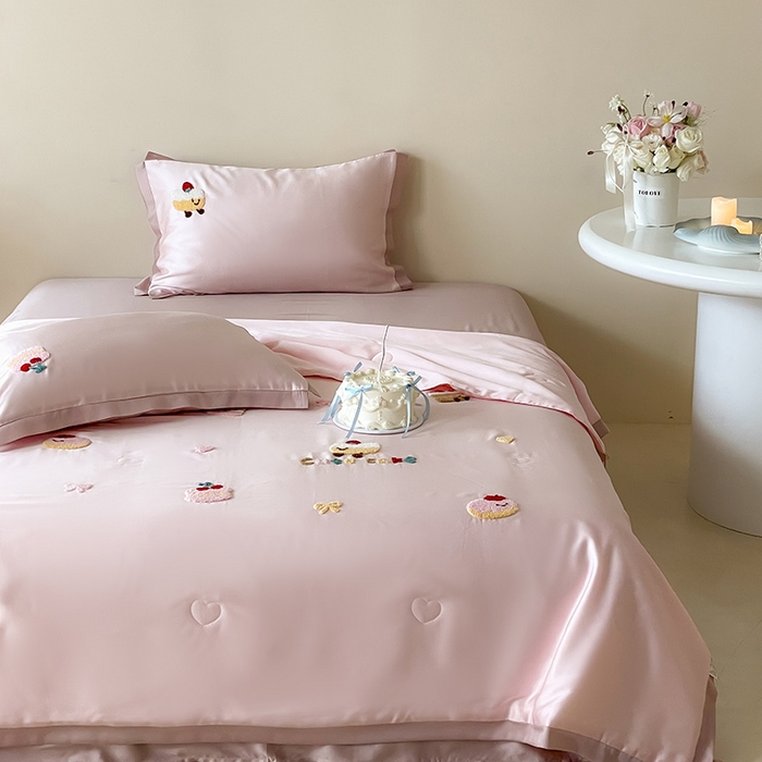 91家纺网 家纺一手货源 找家纺 FORTWO家纺原创设计（FOR TWO家纺） 2025新款60S兰精天丝断角款纯色毛巾绣夏被夏凉被空调被 夹心饼干