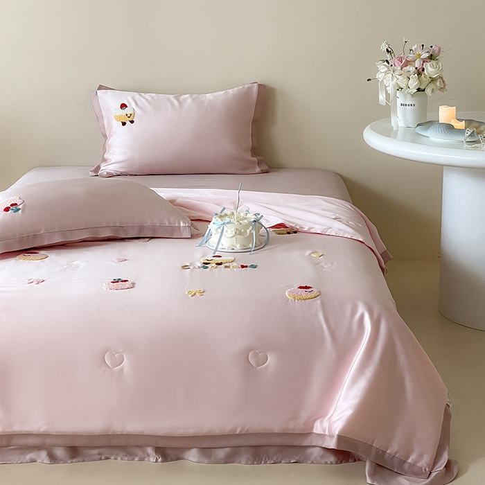 91家纺网 家纺一手货源 找家纺 FORTWO家纺原创设计（FOR TWO家纺） 2025新款60S兰精天丝断角款纯色毛巾绣夏被夏凉被空调被 夹心饼干