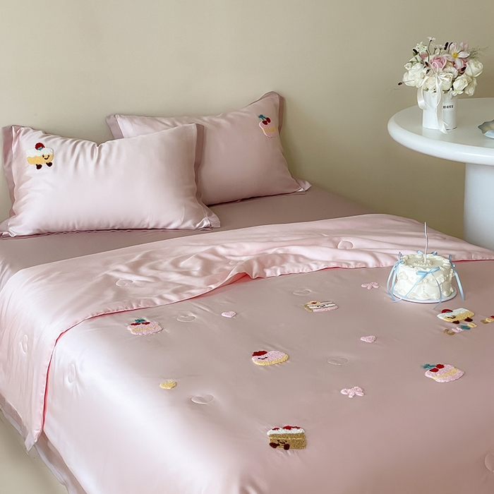 91家纺网 家纺一手货源 找家纺 FORTWO家纺原创设计（FOR TWO家纺） 2025新款60S兰精天丝断角款纯色毛巾绣夏被夏凉被空调被 夹心饼干