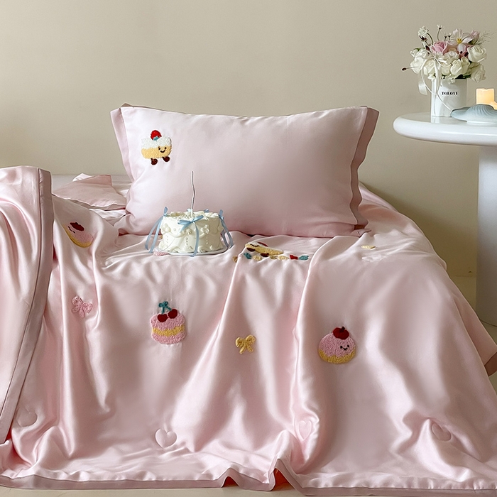 91家纺网 家纺一手货源 找家纺 FORTWO家纺原创设计（FOR TWO家纺） 2025新款60S兰精天丝断角款纯色毛巾绣夏被夏凉被空调被 夹心饼干