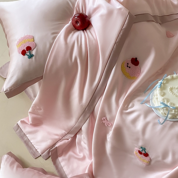 91家纺网 家纺一手货源 找家纺 FORTWO家纺原创设计（FOR TWO家纺） 2025新款60S兰精天丝断角款纯色毛巾绣夏被夏凉被空调被 夹心饼干