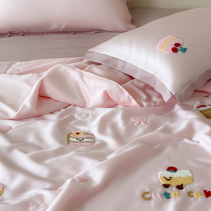 91家纺网 家纺一手货源 找家纺 FORTWO家纺原创设计（FOR TWO家纺） 2025新款60S兰精天丝断角款纯色毛巾绣夏被夏凉被空调被 夹心饼干