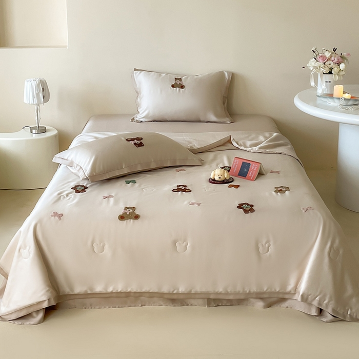 91家纺网 家纺一手货源 找家纺 FORTWO家纺原创设计（FOR TWO家纺） 2025新款60S兰精天丝断角款纯色毛巾绣夏被夏凉被空调被 晚安熊