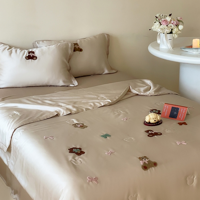 91家纺网 家纺一手货源 找家纺 FORTWO家纺原创设计（FOR TWO家纺） 2025新款60S兰精天丝断角款纯色毛巾绣夏被夏凉被空调被 晚安熊