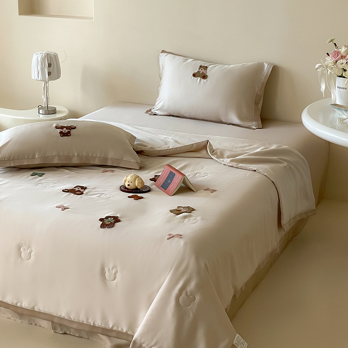 91家纺网 家纺一手货源 找家纺 FORTWO家纺原创设计（FOR TWO家纺） 2025新款60S兰精天丝断角款纯色毛巾绣夏被夏凉被空调被 晚安熊