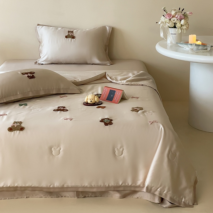 91家纺网 家纺一手货源 找家纺 FORTWO家纺原创设计（FOR TWO家纺） 2025新款60S兰精天丝断角款纯色毛巾绣夏被夏凉被空调被 晚安熊