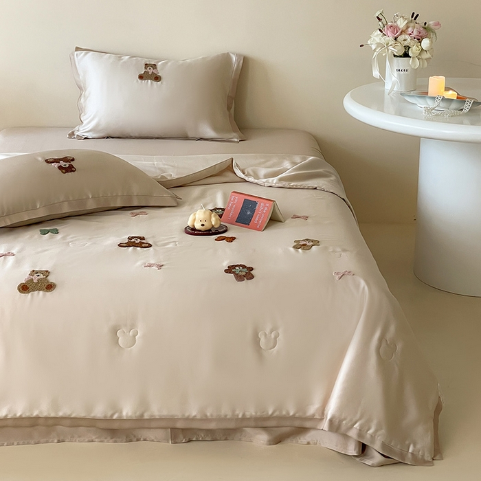 91家纺网 家纺一手货源 找家纺 FORTWO家纺原创设计（FOR TWO家纺） 2025新款60S兰精天丝断角款纯色毛巾绣夏被夏凉被空调被 晚安熊