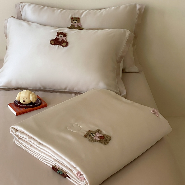 91家纺网 家纺一手货源 找家纺 FORTWO家纺原创设计（FOR TWO家纺） 2025新款60S兰精天丝断角款纯色毛巾绣夏被夏凉被空调被 晚安熊