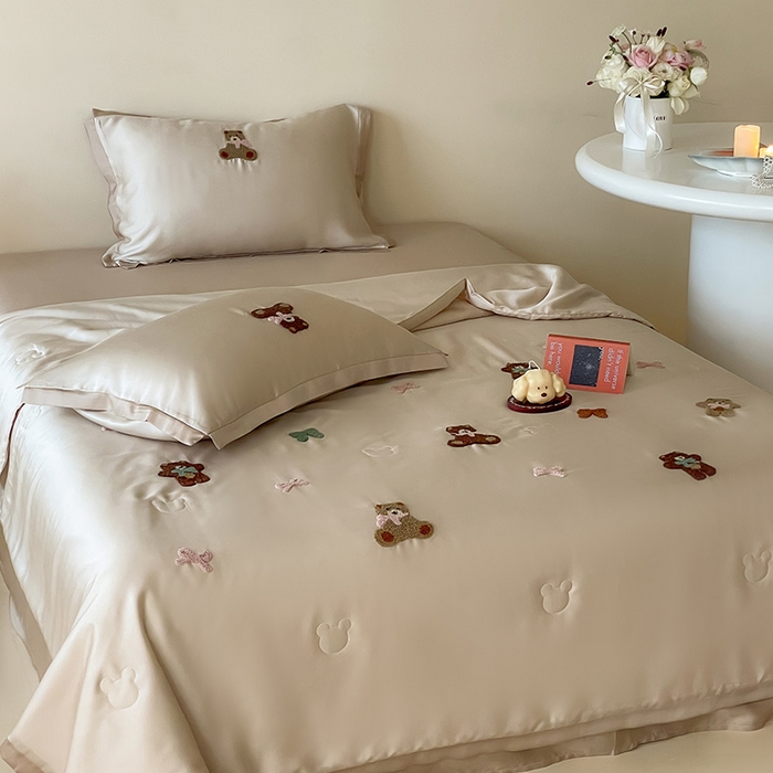 91家纺网 家纺一手货源 找家纺 FORTWO家纺原创设计（FOR TWO家纺） 2025新款60S兰精天丝断角款纯色毛巾绣夏被夏凉被空调被 晚安熊