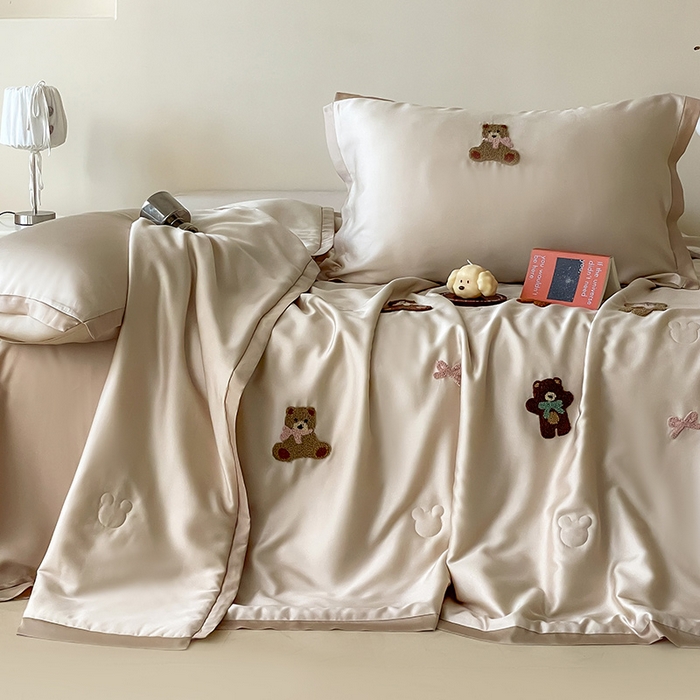 91家纺网 家纺一手货源 找家纺 FORTWO家纺原创设计（FOR TWO家纺） 2025新款60S兰精天丝断角款纯色毛巾绣夏被夏凉被空调被 晚安熊