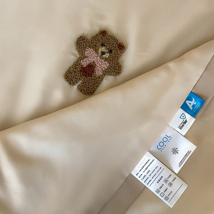 91家纺网 家纺一手货源 找家纺 FORTWO家纺原创设计（FOR TWO家纺） 2025新款60S兰精天丝断角款纯色毛巾绣夏被夏凉被空调被 晚安熊