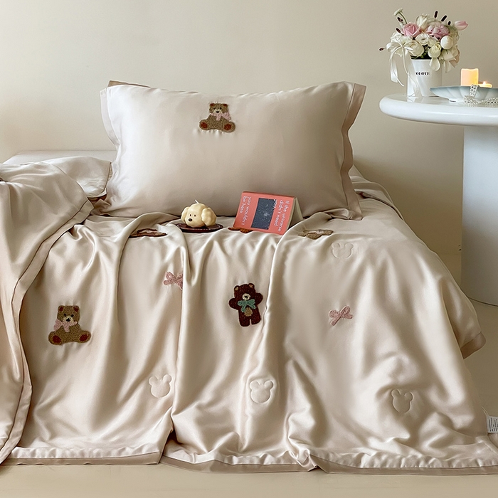 91家纺网 家纺一手货源 找家纺 FORTWO家纺原创设计（FOR TWO家纺） 2025新款60S兰精天丝断角款纯色毛巾绣夏被夏凉被空调被 晚安熊