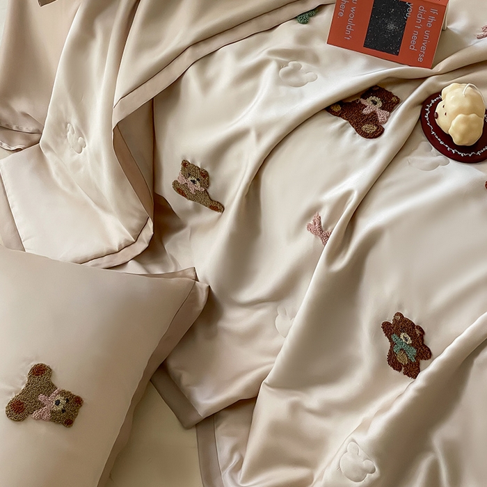 91家纺网 家纺一手货源 找家纺 FORTWO家纺原创设计（FOR TWO家纺） 2025新款60S兰精天丝断角款纯色毛巾绣夏被夏凉被空调被 晚安熊