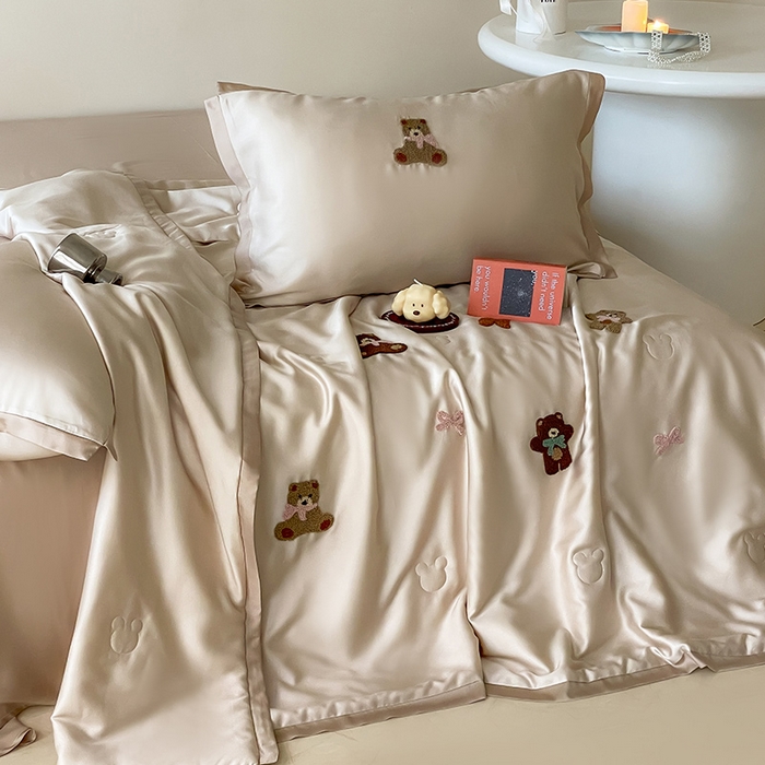 91家纺网 家纺一手货源 找家纺 FORTWO家纺原创设计（FOR TWO家纺） 2025新款60S兰精天丝断角款纯色毛巾绣夏被夏凉被空调被 晚安熊