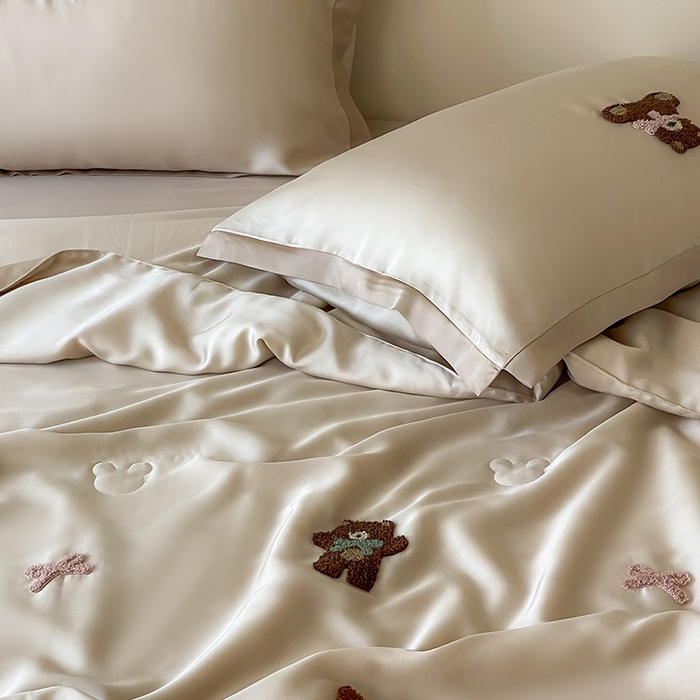 91家纺网 家纺一手货源 找家纺 FORTWO家纺原创设计（FOR TWO家纺） 2025新款60S兰精天丝断角款纯色毛巾绣夏被夏凉被空调被 晚安熊