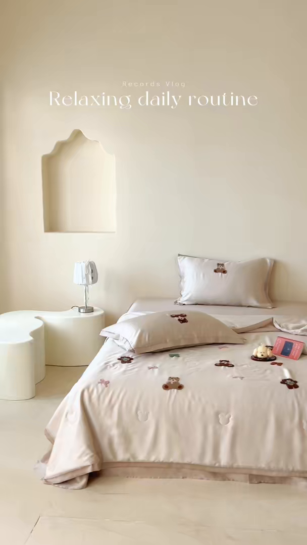 91家纺网 家纺一手货源 找家纺 FORTWO家纺原创设计（FOR TWO家纺） 2025新款60S兰精天丝断角款纯色毛巾绣夏被夏凉被空调被 晚安熊