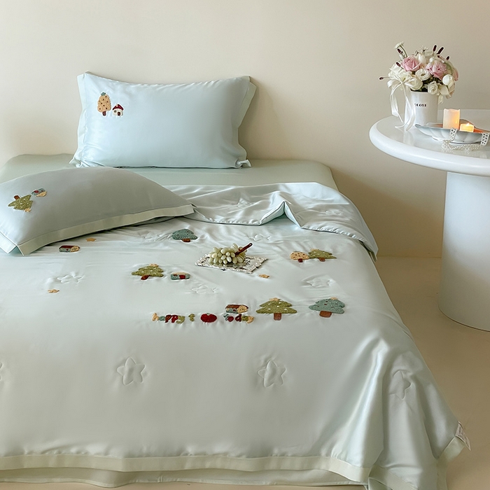 91家纺网 家纺一手货源 找家纺 FORTWO家纺原创设计（FOR TWO家纺） 2025新款60S兰精天丝断角款纯色毛巾绣夏被夏凉被空调被 许愿树