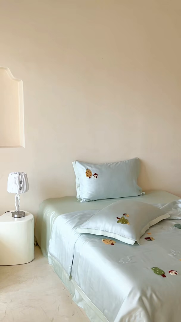 91家纺网 家纺一手货源 找家纺 FORTWO家纺原创设计（FOR TWO家纺） 2025新款60S兰精天丝断角款纯色毛巾绣夏被夏凉被空调被 许愿树