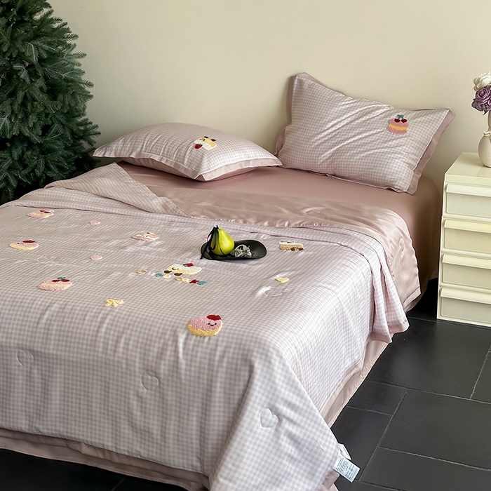 91家纺网 家纺一手货源 找家纺 （总）FORTWO家纺原创设计（FOR TWO家纺） 2025新款60S兰精天丝断角款格子毛巾绣夏被夏凉被空调被