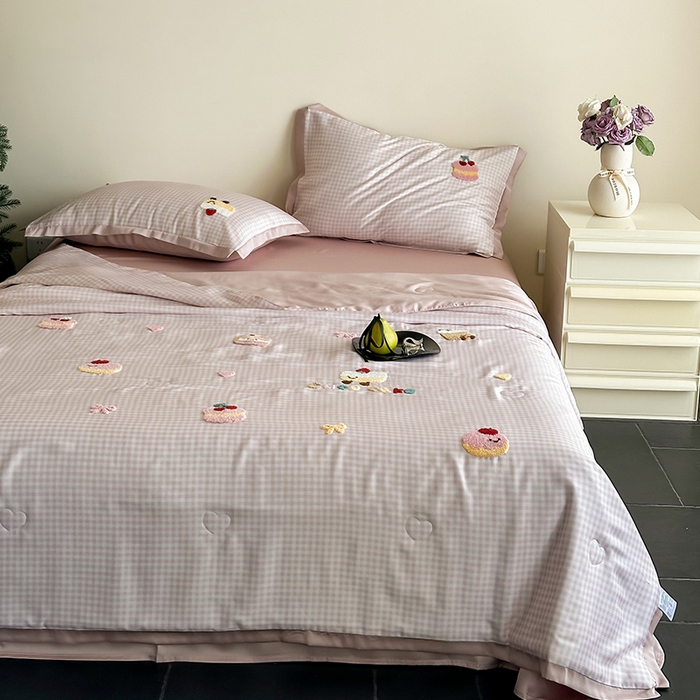 91家纺网 家纺一手货源 找家纺 （总）FORTWO家纺原创设计（FOR TWO家纺） 2025新款60S兰精天丝断角款格子毛巾绣夏被夏凉被空调被