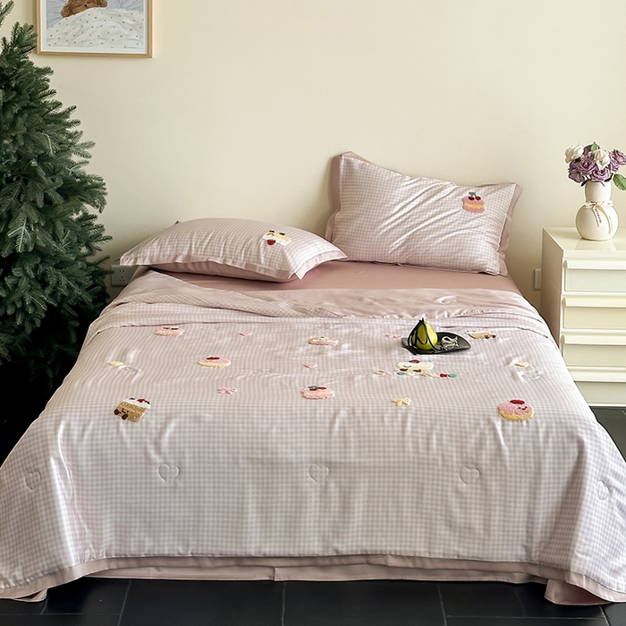 91家纺网 家纺一手货源 找家纺 （总）FORTWO家纺原创设计（FOR TWO家纺） 2025新款60S兰精天丝断角款格子毛巾绣夏被夏凉被空调被