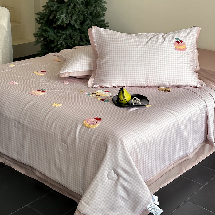 91家纺网 家纺一手货源 找家纺 （总）FORTWO家纺原创设计（FOR TWO家纺） 2025新款60S兰精天丝断角款格子毛巾绣夏被夏凉被空调被