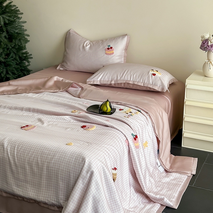 91家纺网 家纺一手货源 找家纺 （总）FORTWO家纺原创设计（FOR TWO家纺） 2025新款60S兰精天丝断角款格子毛巾绣夏被夏凉被空调被