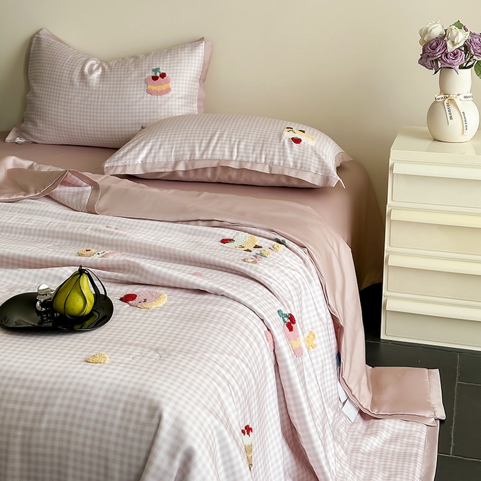 91家纺网 家纺一手货源 找家纺 （总）FORTWO家纺原创设计（FOR TWO家纺） 2025新款60S兰精天丝断角款格子毛巾绣夏被夏凉被空调被