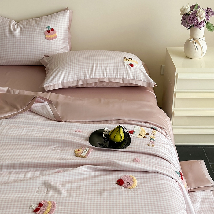 91家纺网 家纺一手货源 找家纺 （总）FORTWO家纺原创设计（FOR TWO家纺） 2025新款60S兰精天丝断角款格子毛巾绣夏被夏凉被空调被