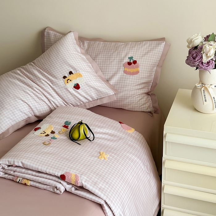 91家纺网 家纺一手货源 找家纺 FORTWO家纺原创设计（FOR TWO家纺） 2025新款60S兰精天丝断角款格子毛巾绣夏被夏凉被空调被 奶油蛋糕