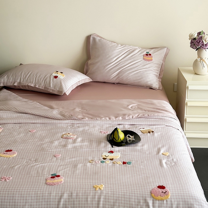 91家纺网 家纺一手货源 找家纺 FORTWO家纺原创设计（FOR TWO家纺） 2025新款60S兰精天丝断角款格子毛巾绣夏被夏凉被空调被 奶油蛋糕