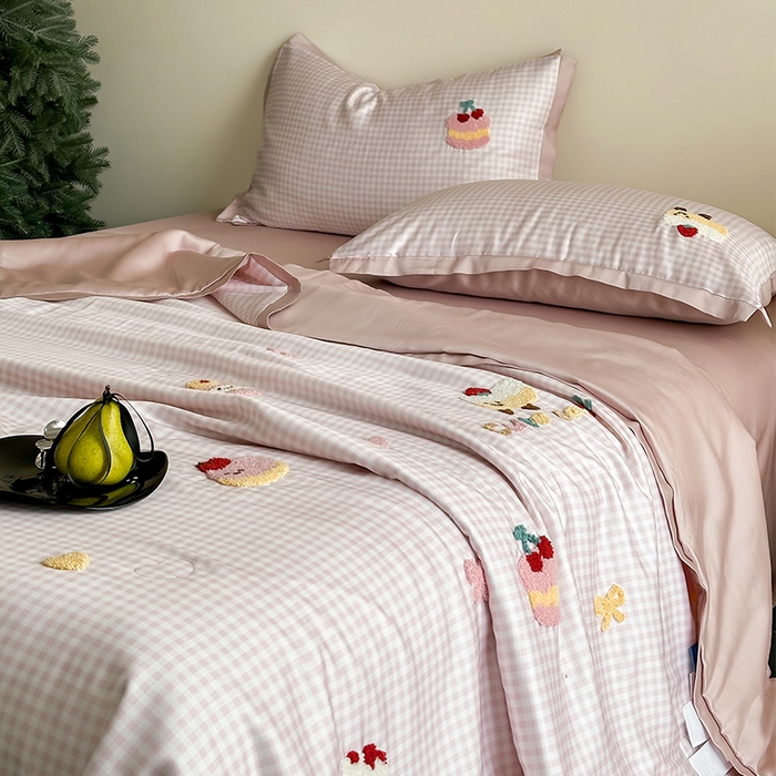 91家纺网 家纺一手货源 找家纺 FORTWO家纺原创设计（FOR TWO家纺） 2025新款60S兰精天丝断角款格子毛巾绣夏被夏凉被空调被 奶油蛋糕