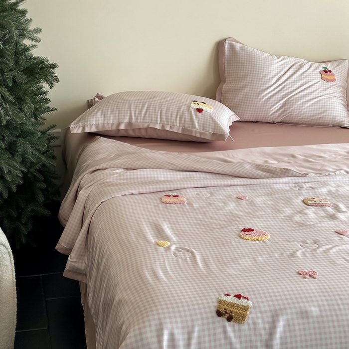 91家纺网 家纺一手货源 找家纺 FORTWO家纺原创设计（FOR TWO家纺） 2025新款60S兰精天丝断角款格子毛巾绣夏被夏凉被空调被 奶油蛋糕